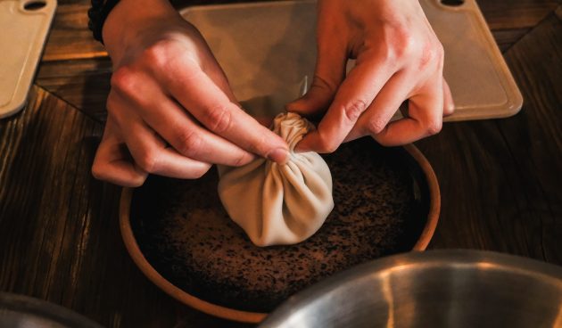 Хинкали с грибами и картошкой: начните собирать тесто гармошкой