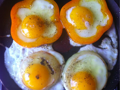 РЕЦЕПТЫ: Яичница в овощных колечках рецепт яркой яичницы