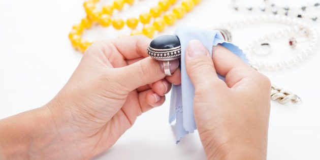 Как почистить серебро, если это украшения с камнями