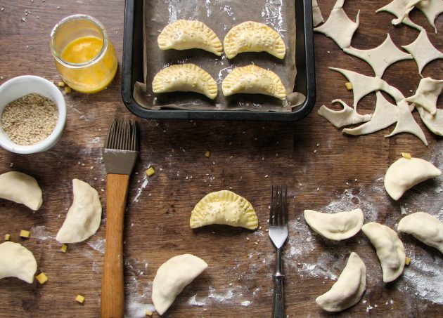 Мини-пицца: дополнительно уплотняем края зубцами вилки