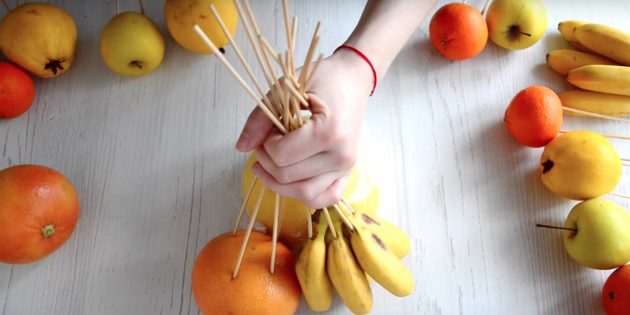 По очереди прикладывайте к центральному фрукту остальные