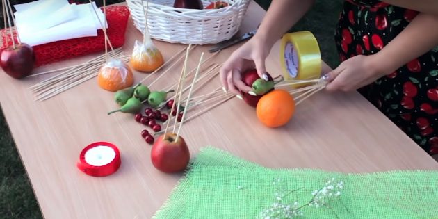 Соединяйте элементы букета из фруктов своими руками постепенно