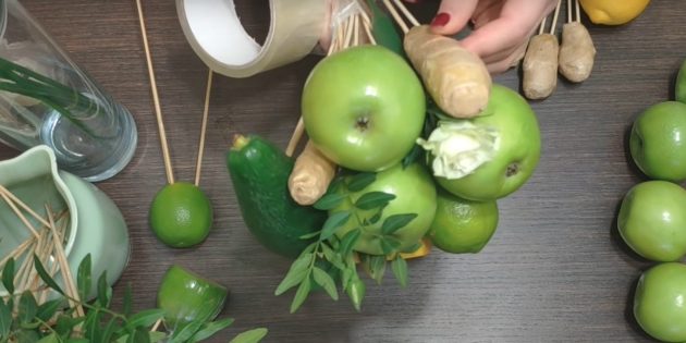 Мелкие детали, листья, цветы располагайте между фруктами