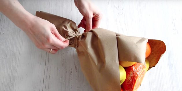 Перевяжите букет из фруктов своими руками бечёвкой или лентой