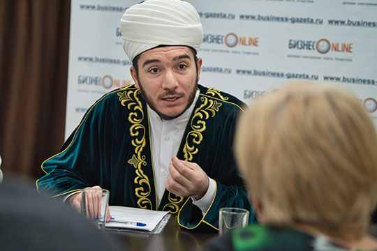 Как сообщил заместитель муфтия Татарстана Ильфар Хасанов, в этом году Духовное управление мусульман РТ проведение массовых авыз ачу заменило раздачей ланч-боксов для постящихся