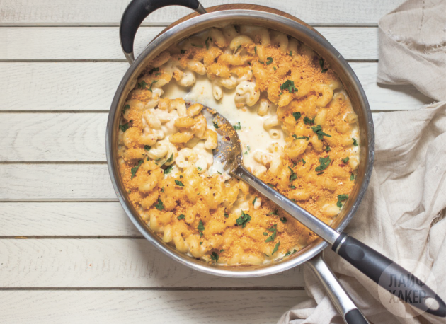 Макароны с сырным соусом в одной посуде: подавайте блюдо сразу